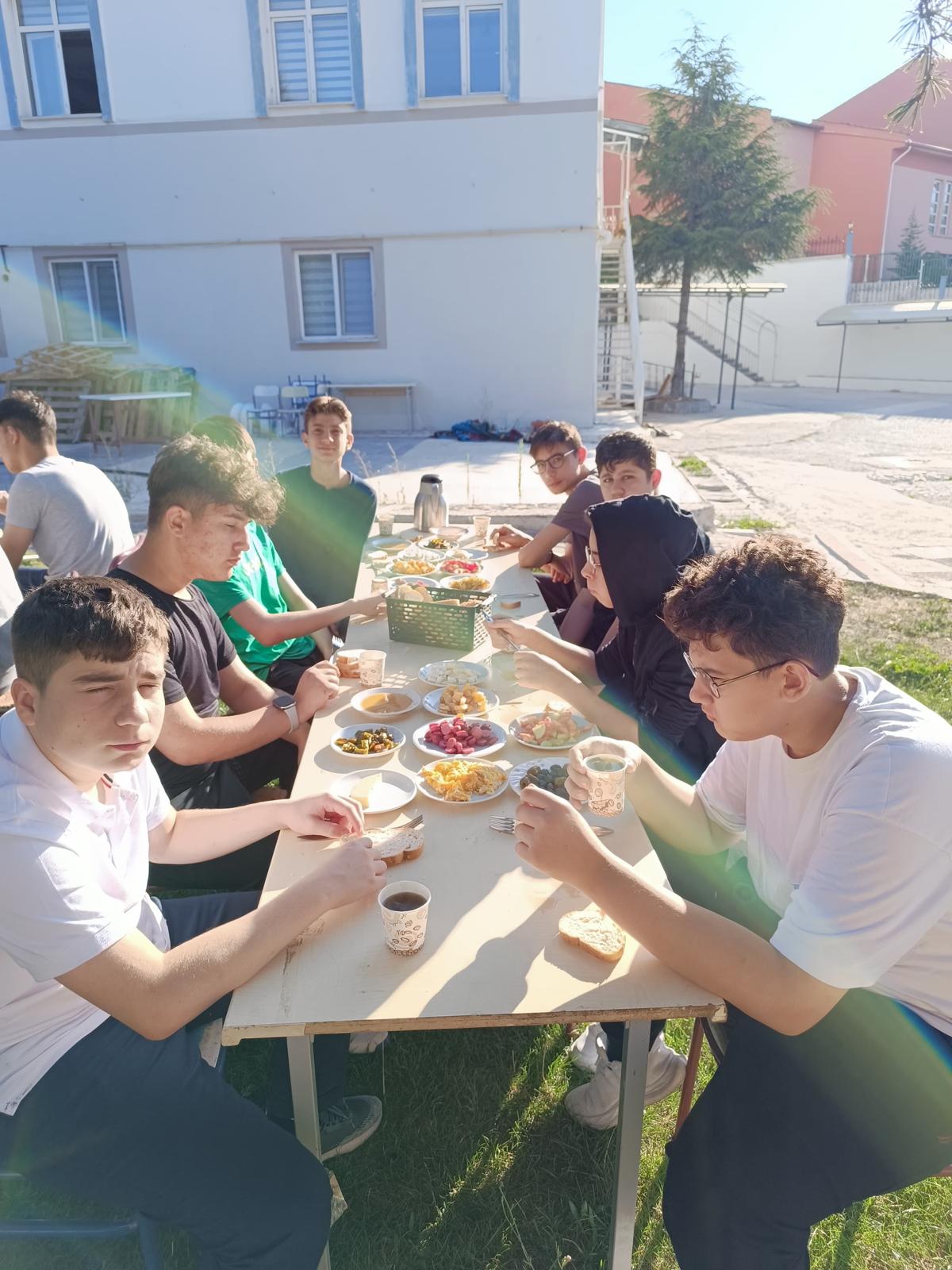 Yurt bahçesinde kahvaltı 14.08.2024 fotoğrafı 1